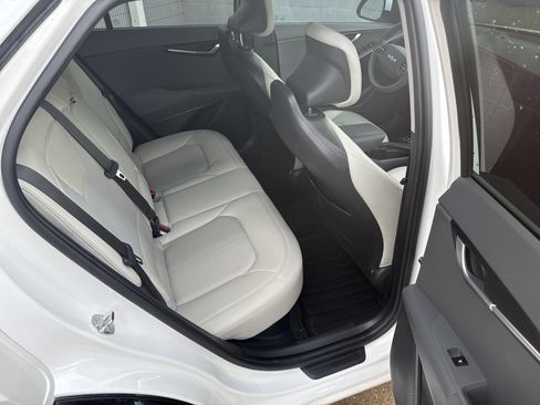 Used 2024 Kia Niro EX Touring FWD image 5