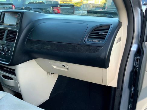 Used 2019 Dodge Grand Caravan SE w/ UConnect Hands-Free Group image 14