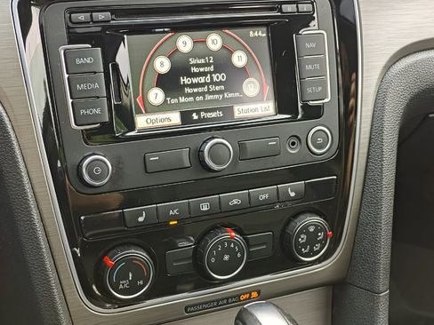 Used 2015 Volkswagen Passat 1.8T SE image 9