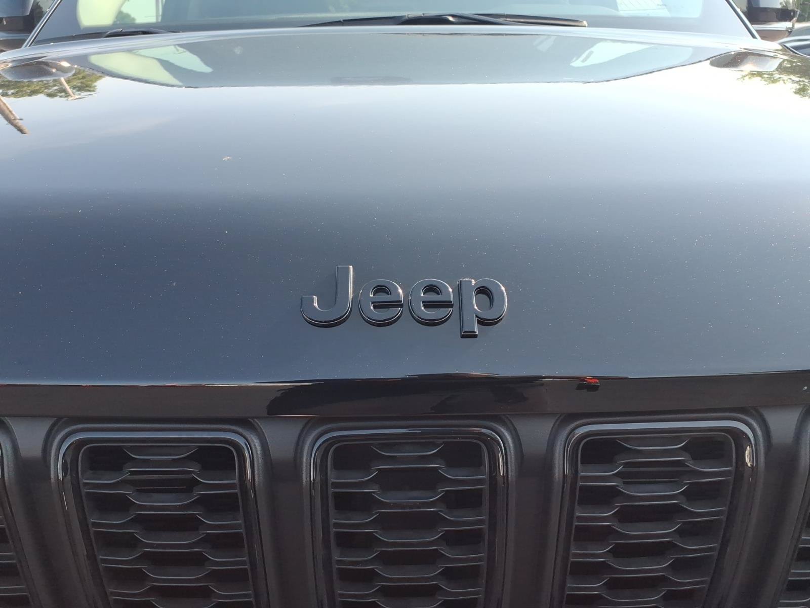 Used 2023 Jeep Grand Cherokee Limited w/ Black Appearance Package AWD/4WD image 12