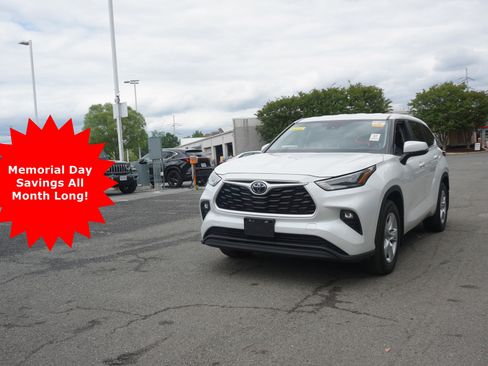 Used 2023 Toyota Highlander LE AWD/4WD image 1