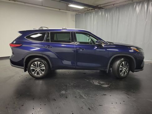 Used 2022 Toyota Highlander XLE AWD/4WD image 9