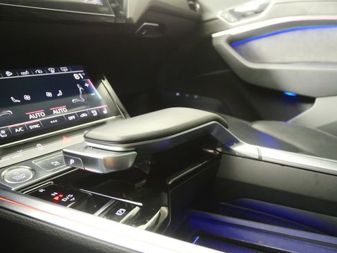 Used 2019 Audi e-tron Prestige w/ Prestige Package image 28