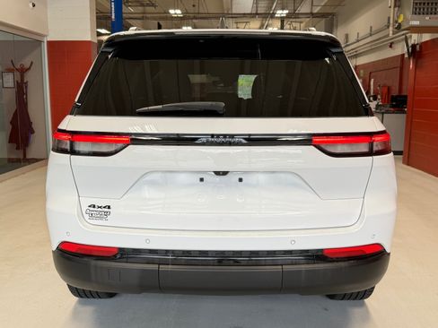 Used 2023 Jeep Grand Cherokee Altitude AWD/4WD image 6