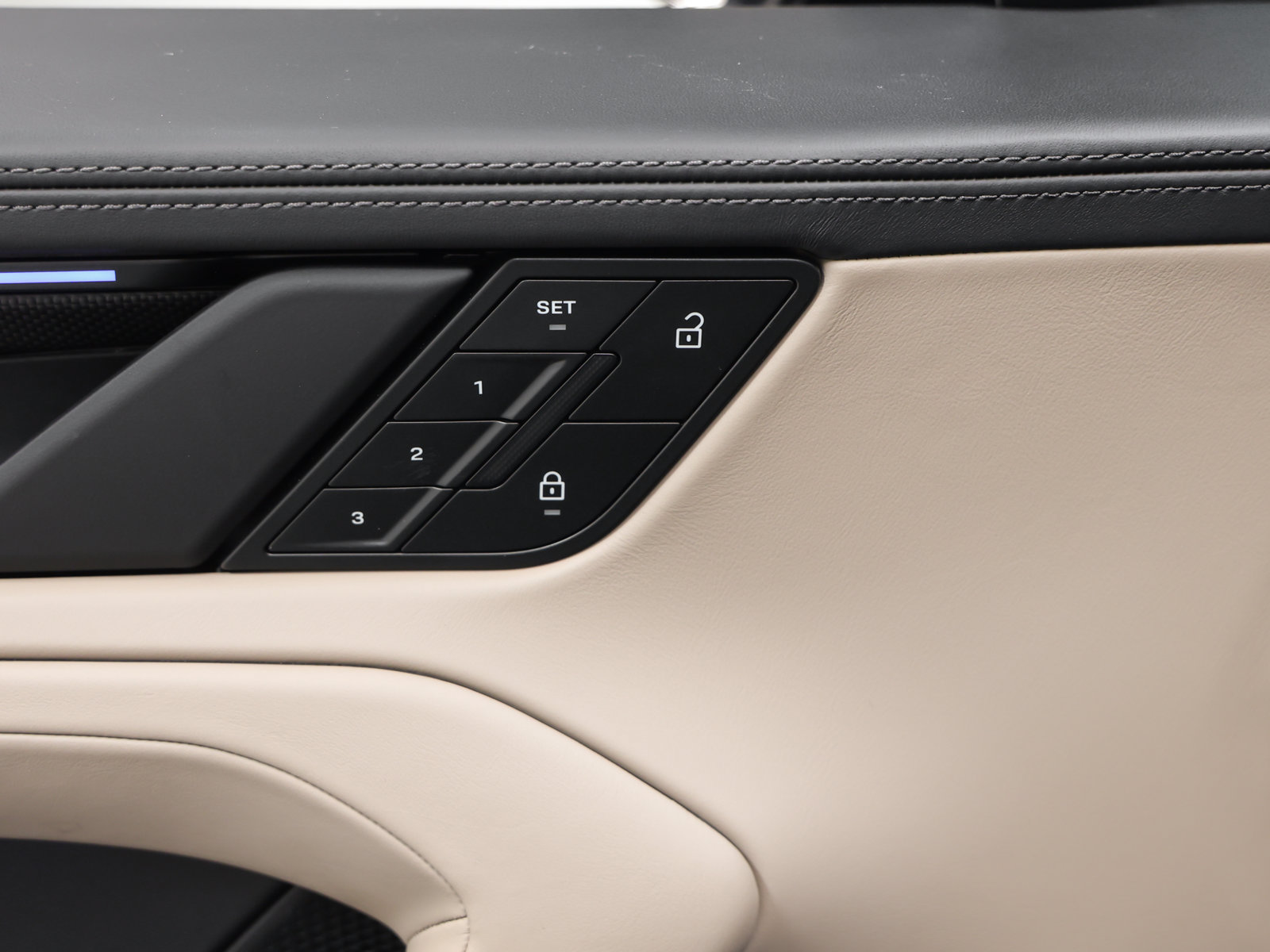 Certified 2026 Porsche Cayenne Turbo AWD/4WD image 33