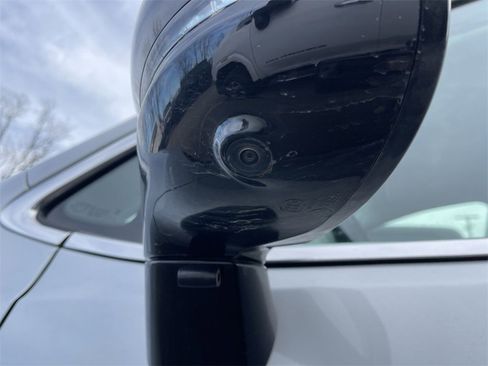 Used 2024 Chrysler Pacifica Touring-L image 3