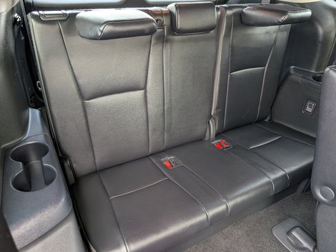 Used 2024 Toyota Highlander XLE AWD/4WD image 6