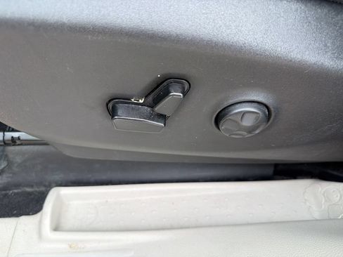 Used 2021 Chrysler Voyager Lxi FWD image 17