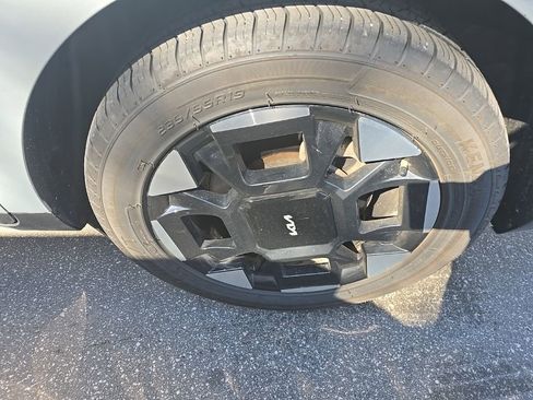 Certified 2025 Kia Carnival EX image 25