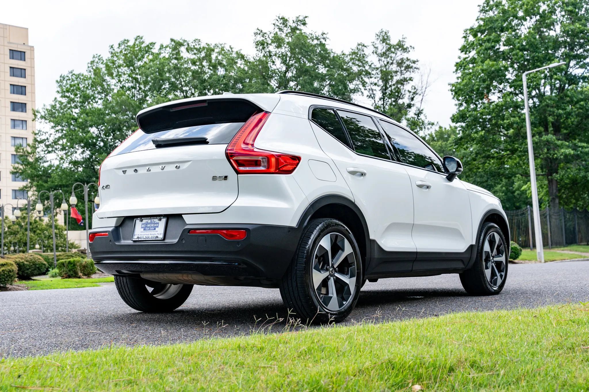 Used 2024 Volvo XC40 B5 Plus AWD/4WD image 5
