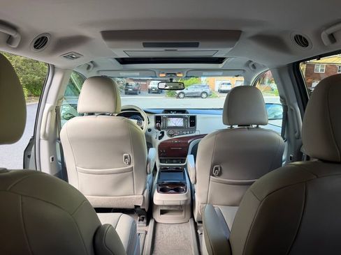 Used 2011 Toyota Sienna XLE w/ Premium Pkg AWD/4WD image 29