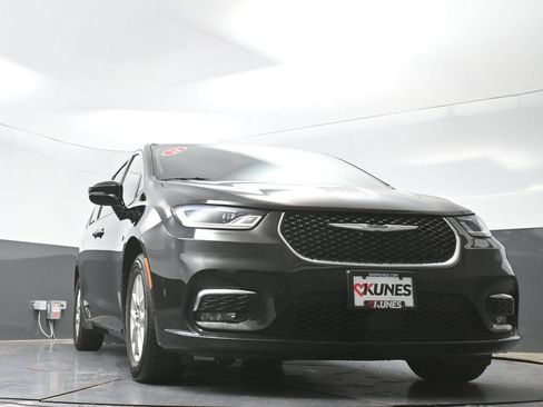 Used 2024 Chrysler Pacifica Touring-L FWD image 52