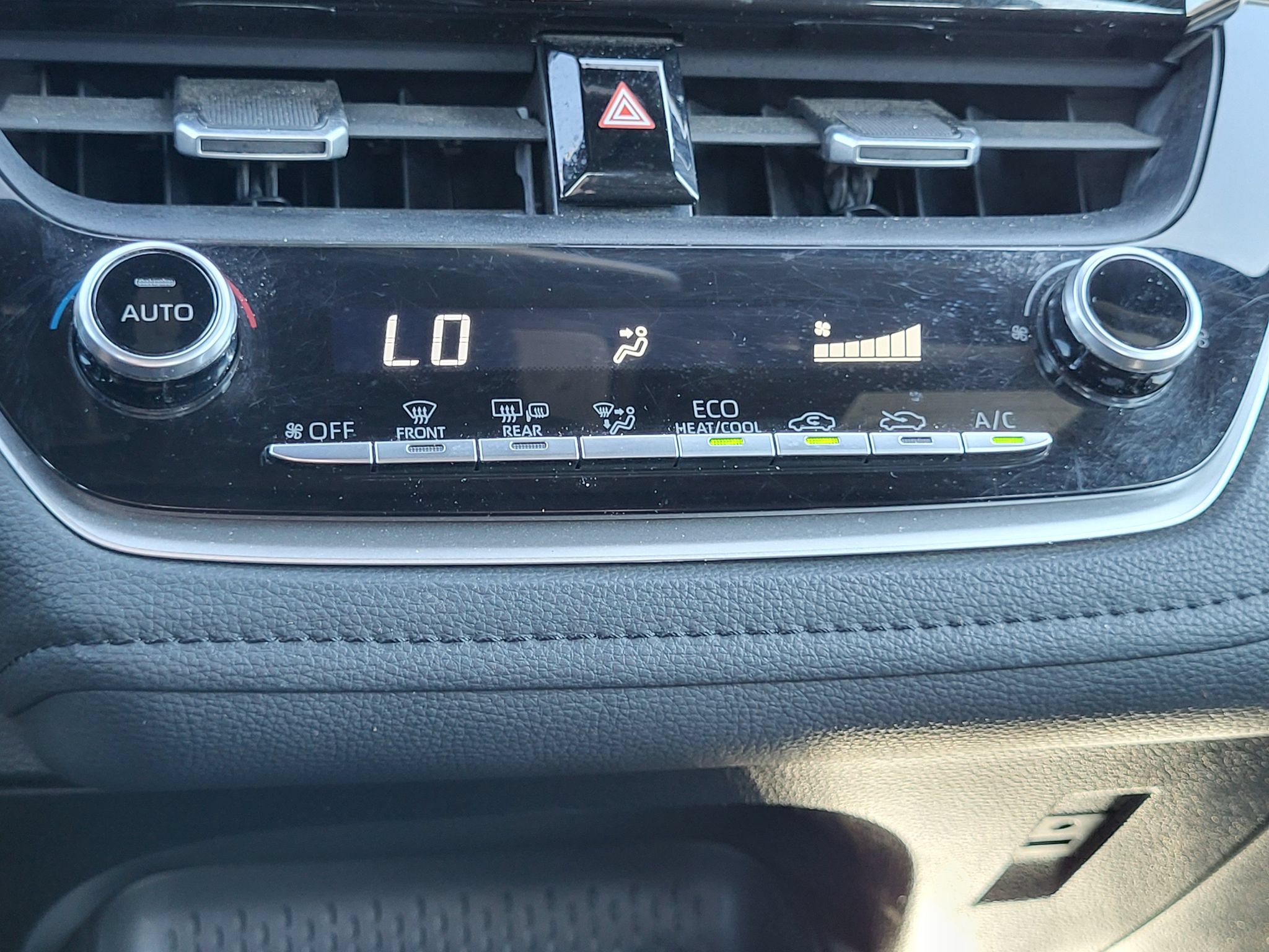 Used 2020 Toyota Corolla SE w/ SE Premium Package FWD image 21