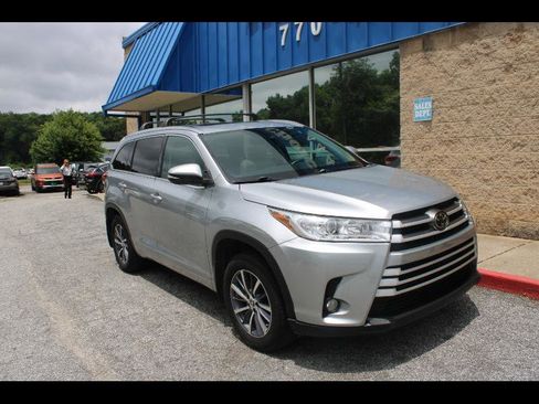 Used 2017 Toyota Highlander XLE AWD/4WD image 1