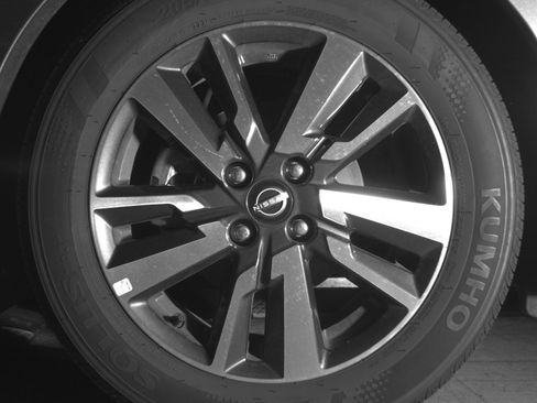 Used 2025 Nissan Versa SV FWD image 15
