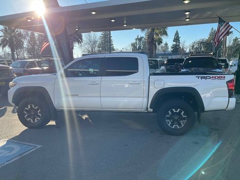 Used 2019 Toyota Tacoma TRD Off-Road w/ Technology Package AWD/4WD image 2