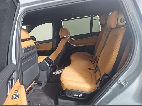 Used 2026 BMW X7 xDrive40i w/ M Sport Package AWD/4WD image 9