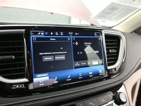 Used 2023 Chrysler Pacifica Touring-L AWD/4WD image 31