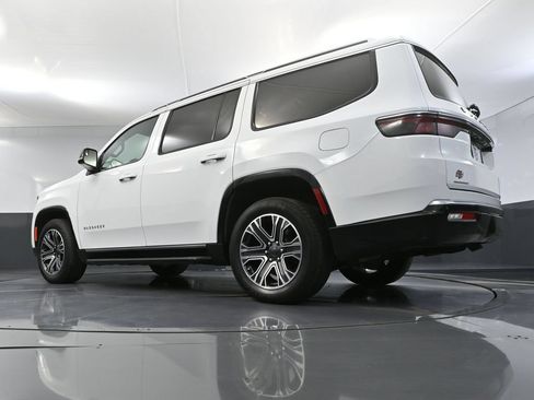 Used 2023 Jeep Wagoneer Series II AWD/4WD image 39