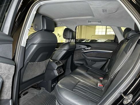 Used 2019 Audi e-tron Prestige w/ Prestige Package AWD/4WD image 29
