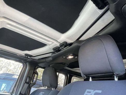 Used 2018 Jeep Wrangler Unlimited Sahara image 8