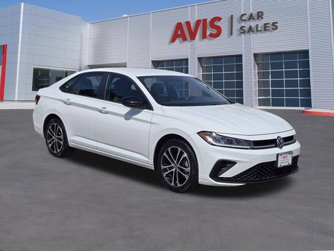 Used 2025 Volkswagen Jetta Sport FWD image 3