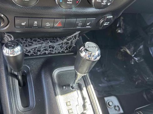 Used 2014 Jeep Wrangler Unlimited Rubicon w/ Connectivity Group AWD/4WD image 13