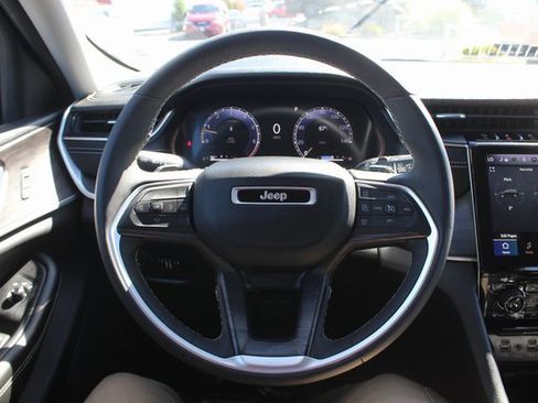 Used 2024 Jeep Grand Cherokee Limited image 10