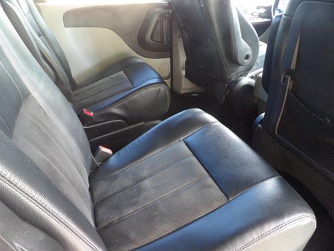 Used 2019 Dodge Grand Caravan SXT image 25