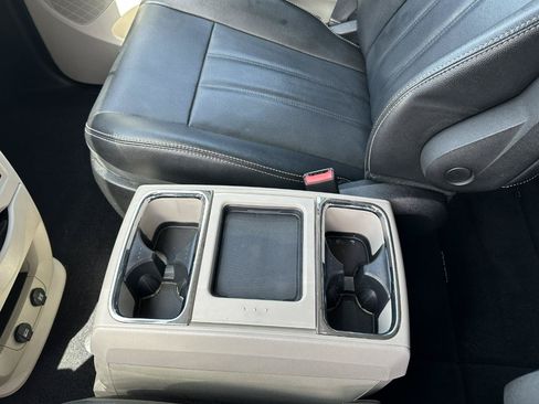 Used 2016 Chrysler Town & Country Touring w/ Driver Convenience Group FWD image 57