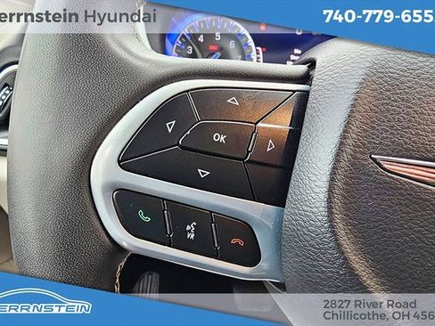 Used 2023 Chrysler Pacifica Touring-L image 14