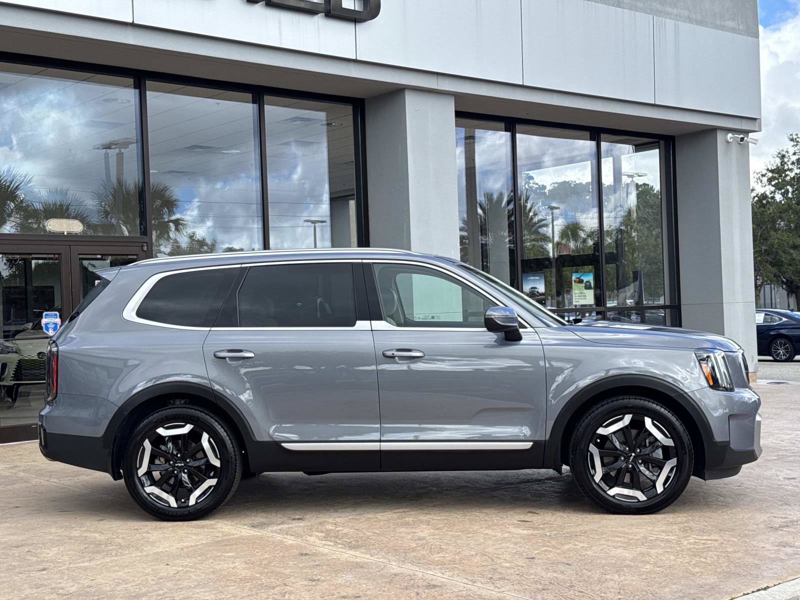 Used 2023 Kia Telluride EX FWD image 2
