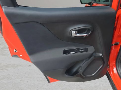 Used 2019 Jeep Renegade Latitude w/ Cold Weather Group AWD/4WD image 11