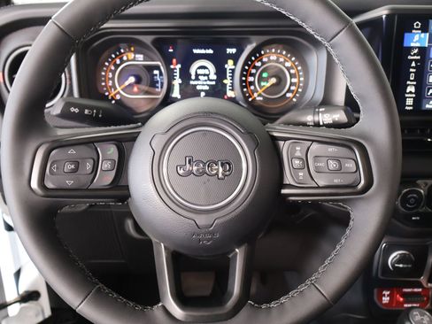 Used 2025 Jeep Gladiator Rubicon AWD/4WD image 3