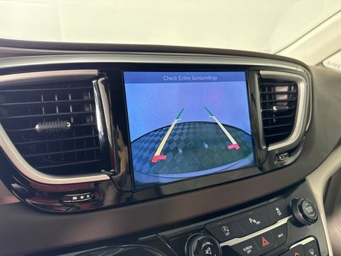 Used 2017 Chrysler Pacifica Touring-L FWD image 18