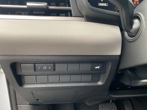 Used 2025 Mitsubishi Outlander SE image 22