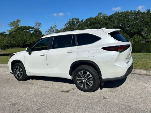 Certified 2025 Toyota Highlander XLE AWD/4WD image 4