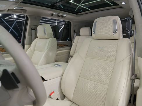 Used 2024 Cadillac Escalade Sport Platinum w/ LPO, ONYX Package image 27