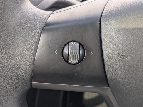 Used 2021 Tesla Model Y Long Range AWD/4WD image 17