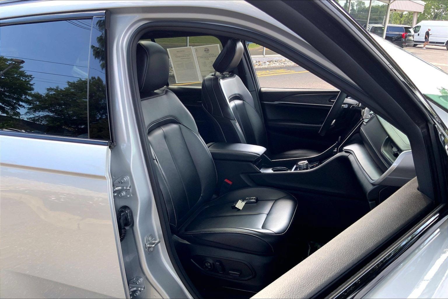 Certified 2025 Jeep Grand Cherokee Limited w/ Black Appearance Package AWD/4WD image 6