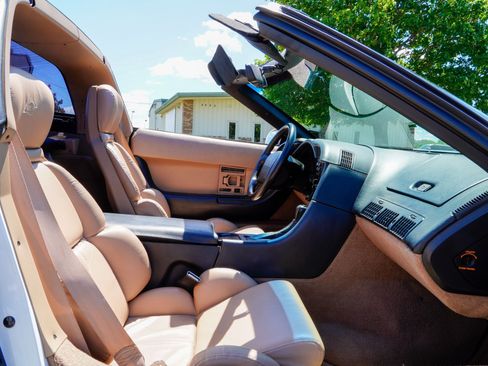 Used 1993 Chevrolet Corvette Coupe RWD image 17