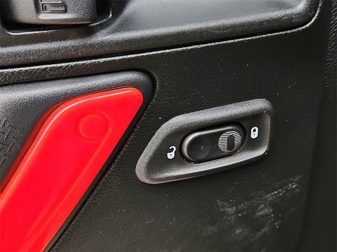 Used 2018 Jeep Wrangler Unlimited Sahara image 22