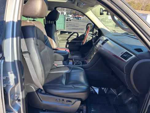 Used 2013 Cadillac Escalade Premium image 18