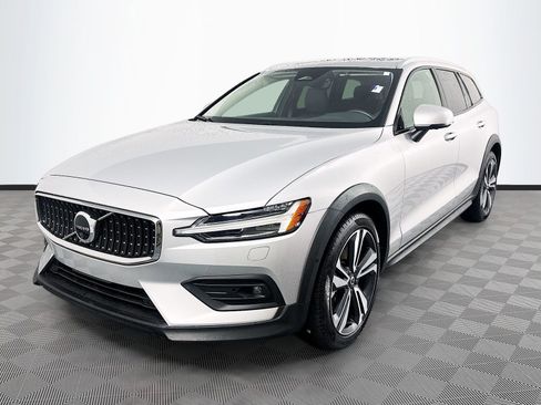 Used 2025 Volvo V60 B5 Cross Country Plus AWD/4WD image 3