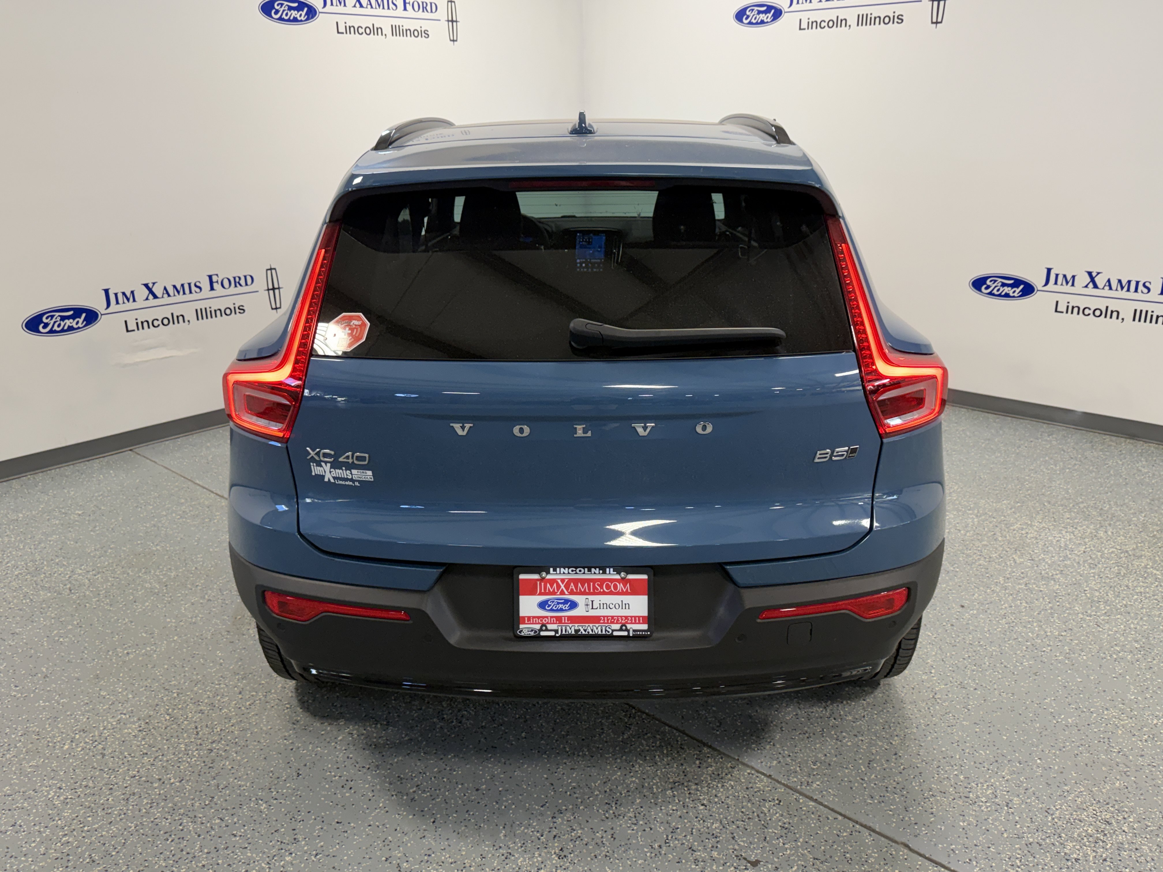 Used 2025 Volvo XC40 B5 Plus AWD/4WD image 32