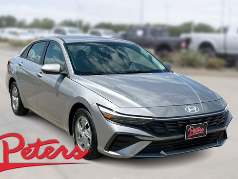 Used 2025 Hyundai Elantra SE FWD image 1