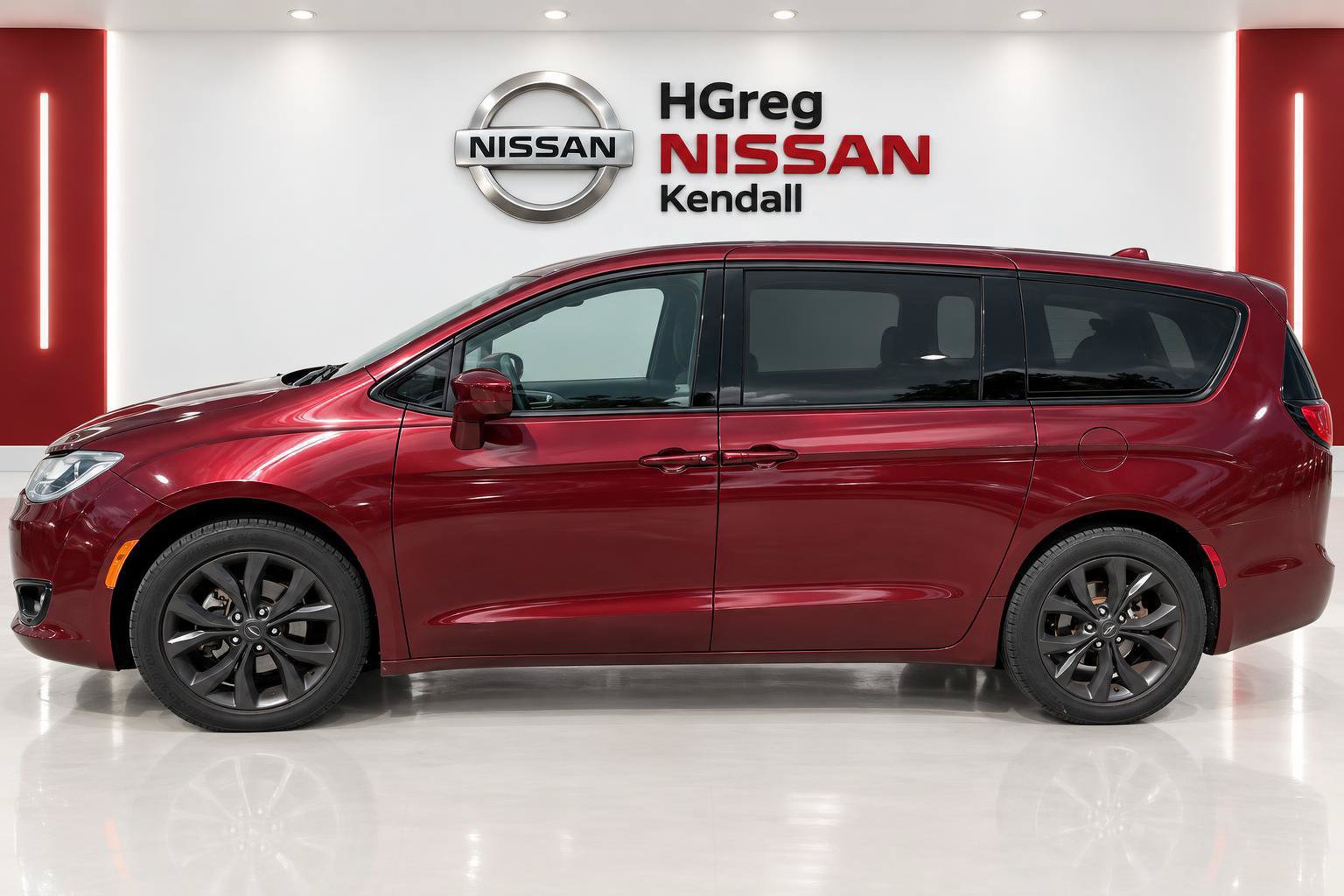 Used 2019 Chrysler Pacifica Touring Plus w/ S Appearance Package FWD image 7