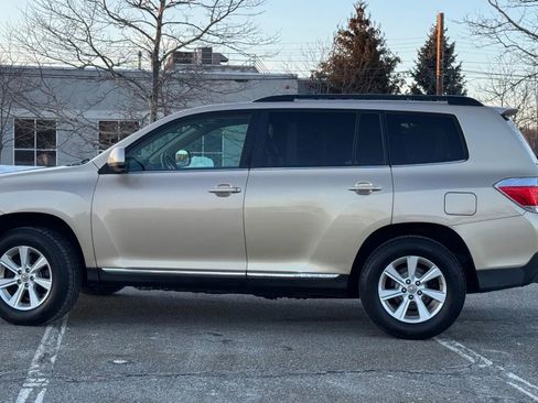 Used 2011 Toyota Highlander SE w/ Tow Pkg image 5