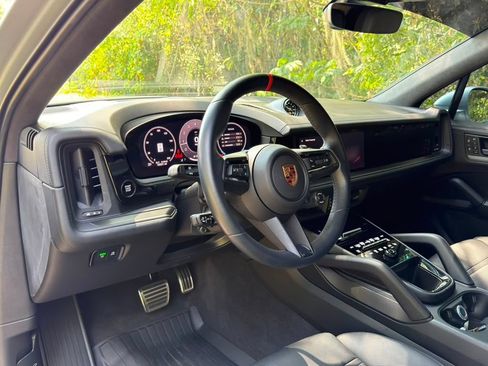 Certified 2025 Porsche Cayenne GTS AWD/4WD image 4