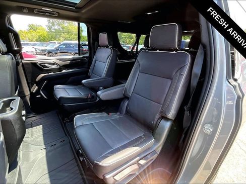 Used 2023 GMC Yukon XL SLT AWD/4WD image 6